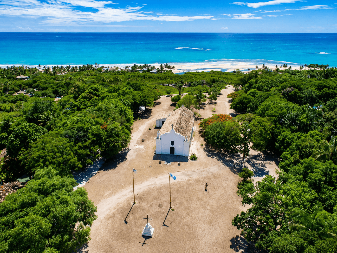 Vista aérea da igreja histórica de Trancoso e o mar ao fundo
